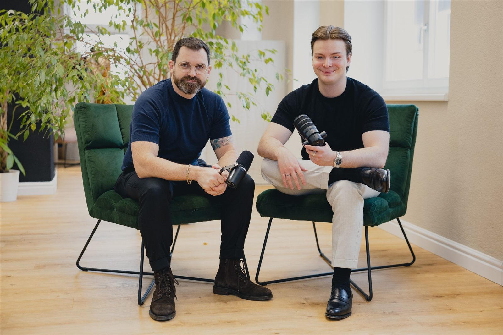 Michael Lüscher (links) und Melvin Hatt (rechts) mit Mikrofonen